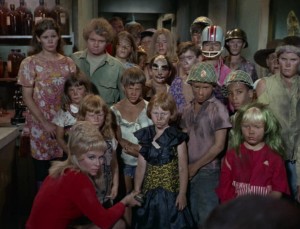 Yeoman Rand (Grace Lee Whitney) and the children await their fate.