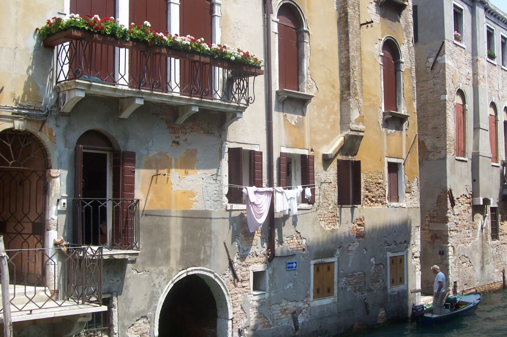 A photo I took in Venice in 2006. It reminds me that, with a little ingenuity, clothes can be dried anywhere.